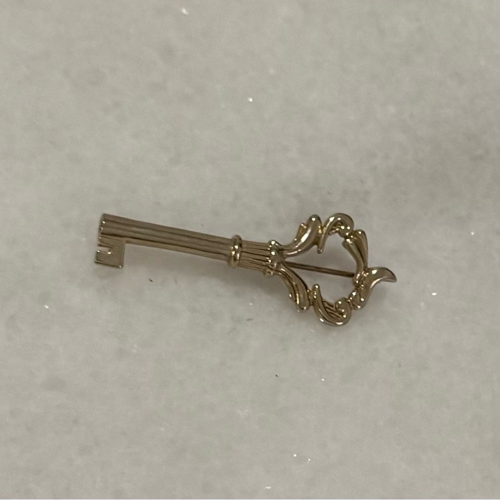 3 for $30 ✔Vintage Gold Tone Ornate Victorian Style Skeleton Key Stick Pin - Picture 2 of 5